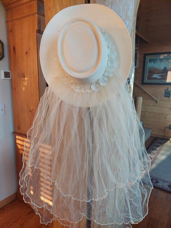 Ivory western wedding hat with veil attached, comfort stretch band inside, sz L main image 8